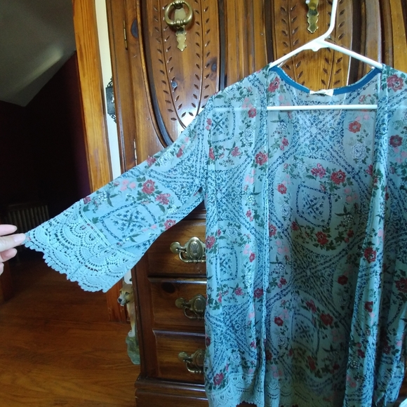 Light blue flowery kimono. - Picture 3 of 4